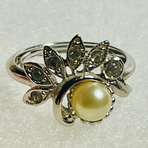 Avon Fanfare ring Vintage silver tones with faux pearl & rhinestones